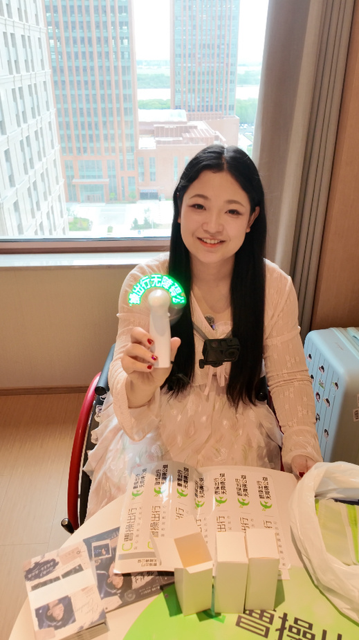追星治好了我的精神内耗曹操出行曹操出行无障碍公益轮椅女孩奔赴音乐节圆梦，曹操出行