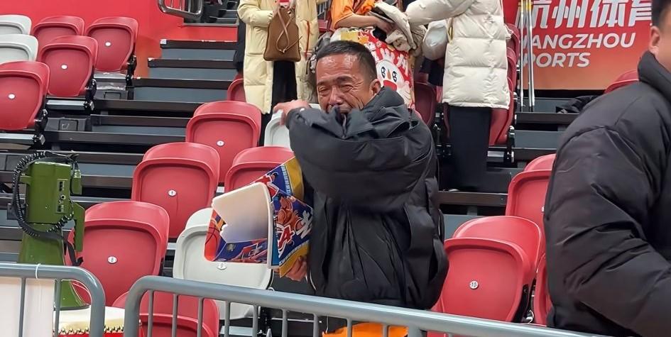 温州68:74惜败杭州，搞的这位整场拿着大喇叭为温州队呐喊助威的大叔赛后是哭的稀