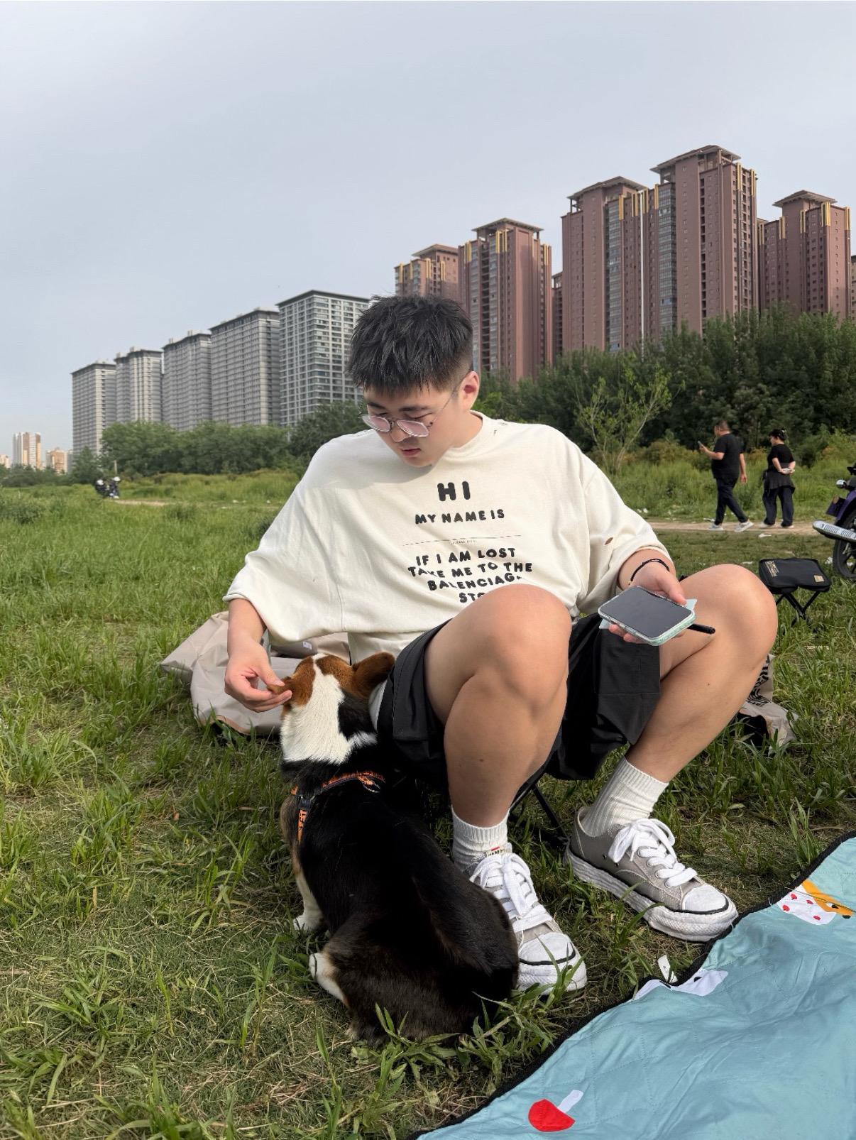 喜欢小狗。