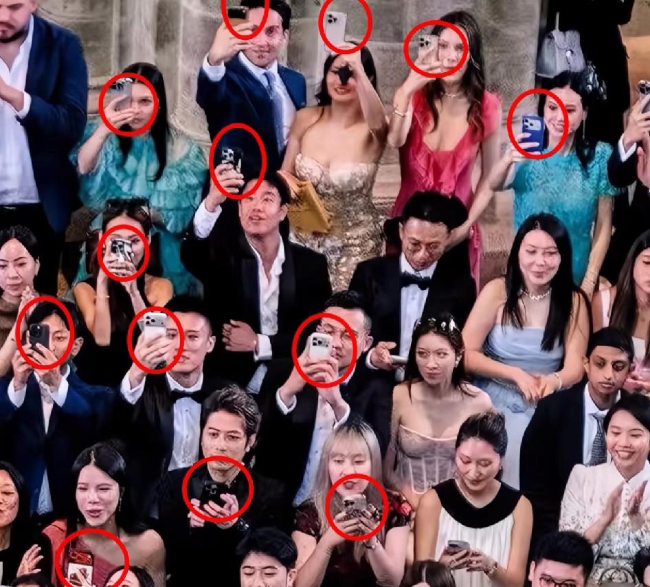 奚梦瑶婚礼嘉宾手机几乎全是苹果手机

一眼望去清一色的pro
曾经的销量第一、2