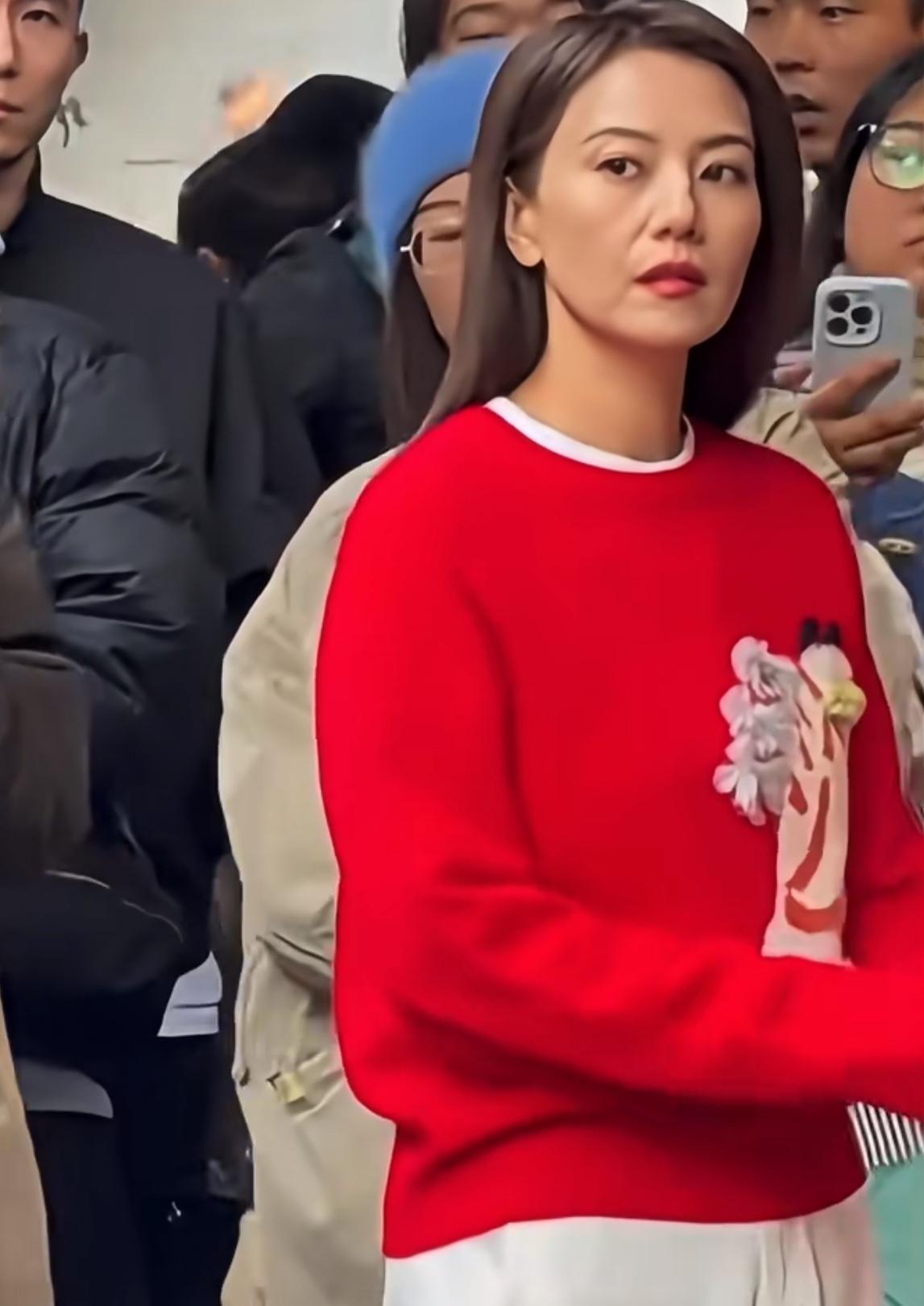 路边拍到的女明星高圆圆，
谁懂女人这种又老又年轻的即视感，
女神到50也不适合披