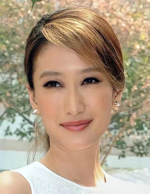 谢婷婷的痛，是隔着太平洋的。接到父亲谢贤去世的消息时，她在加拿大，过着和香港无关