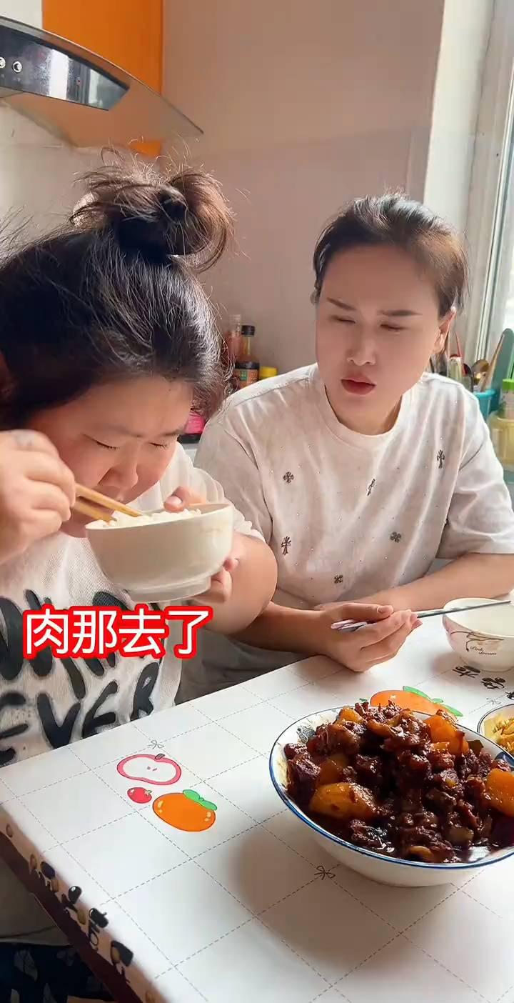 肉那去了。眼镜呢？啥也不是，丢了。妈，这家杵的，你起来滚你脚。这没给我夹。这啥？