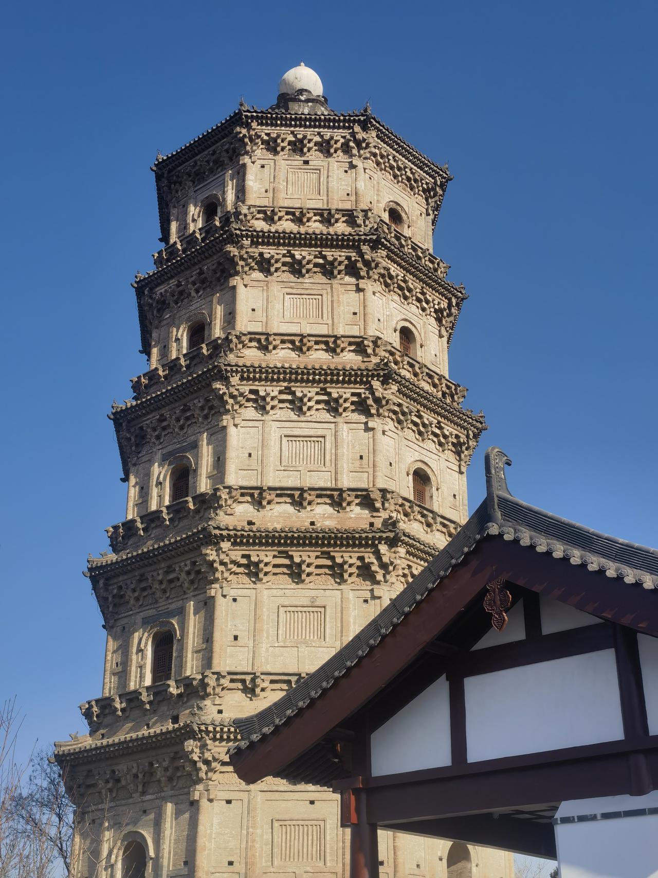 涿州双塔乃涿州古城标志性建筑，由南塔智度寺塔与北塔云居寺塔构成。南塔建于1031