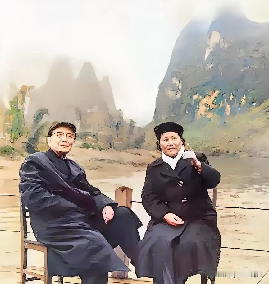 1963年郭沫若与妻子于立群游桂林，穿情侣装，一个指一个看

1963年，广西桂