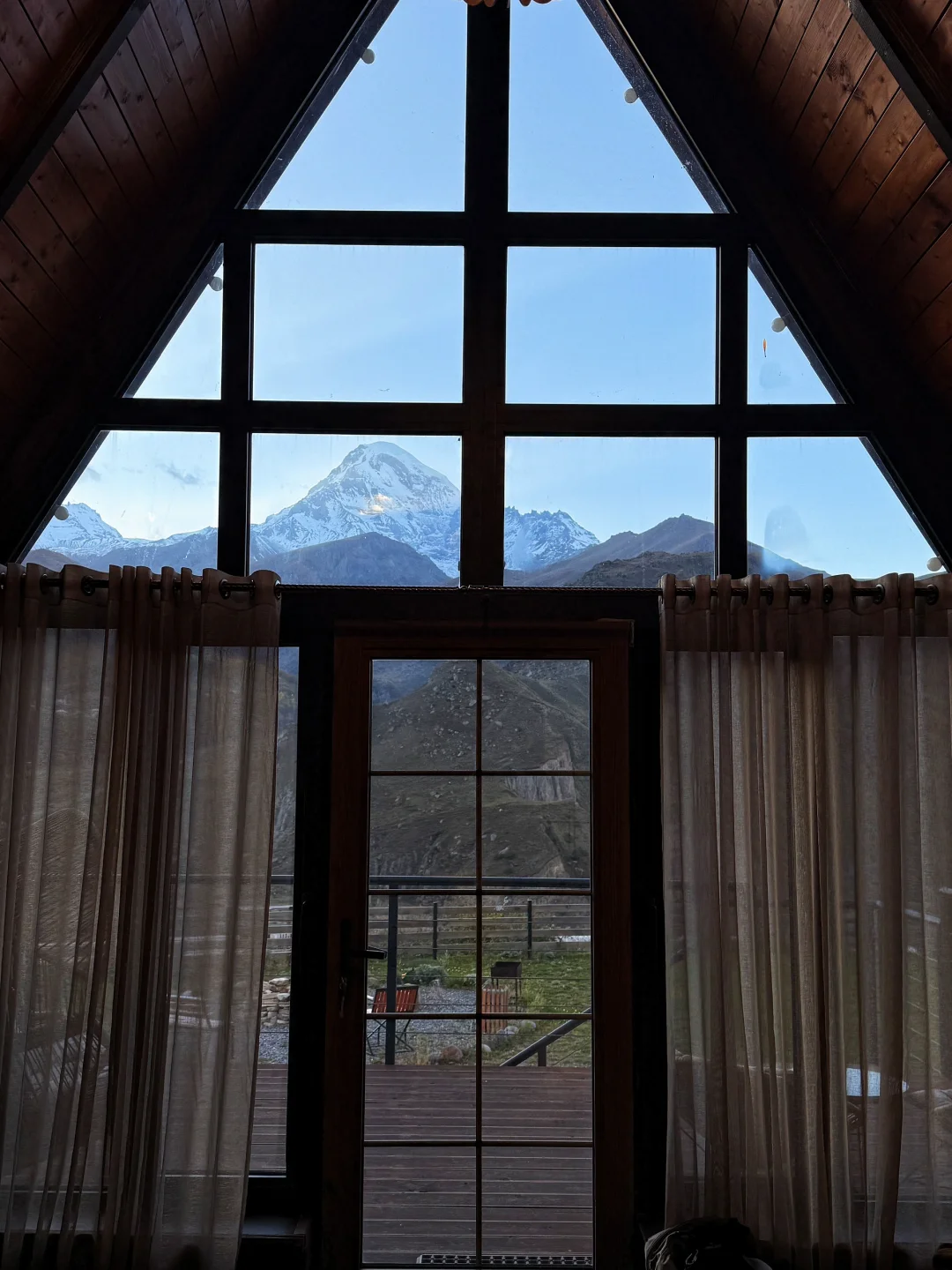 在卡兹别克住进人生小木屋🏠躺在床上看雪山