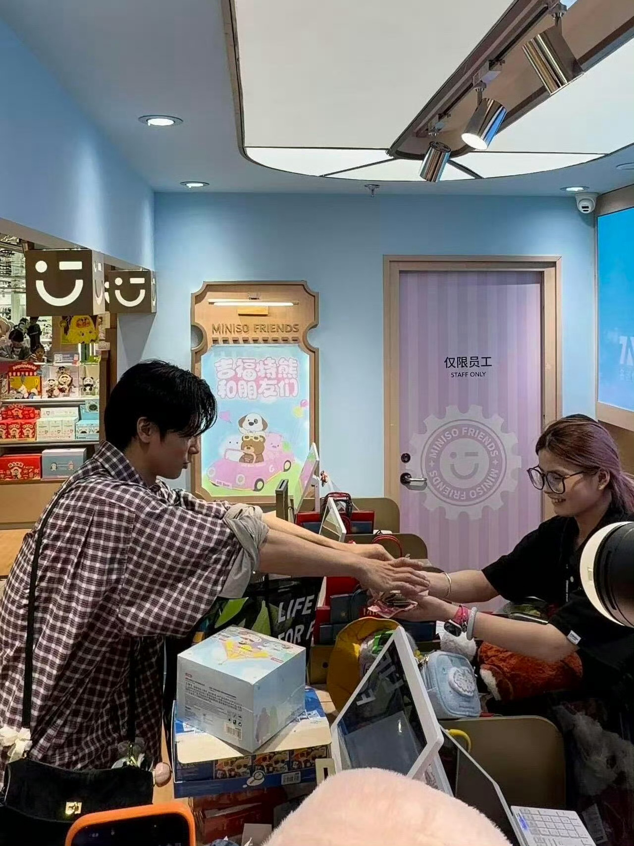 多收他二百都发现不了 你就庆幸这是名创优品不是什么路边摊吧… 