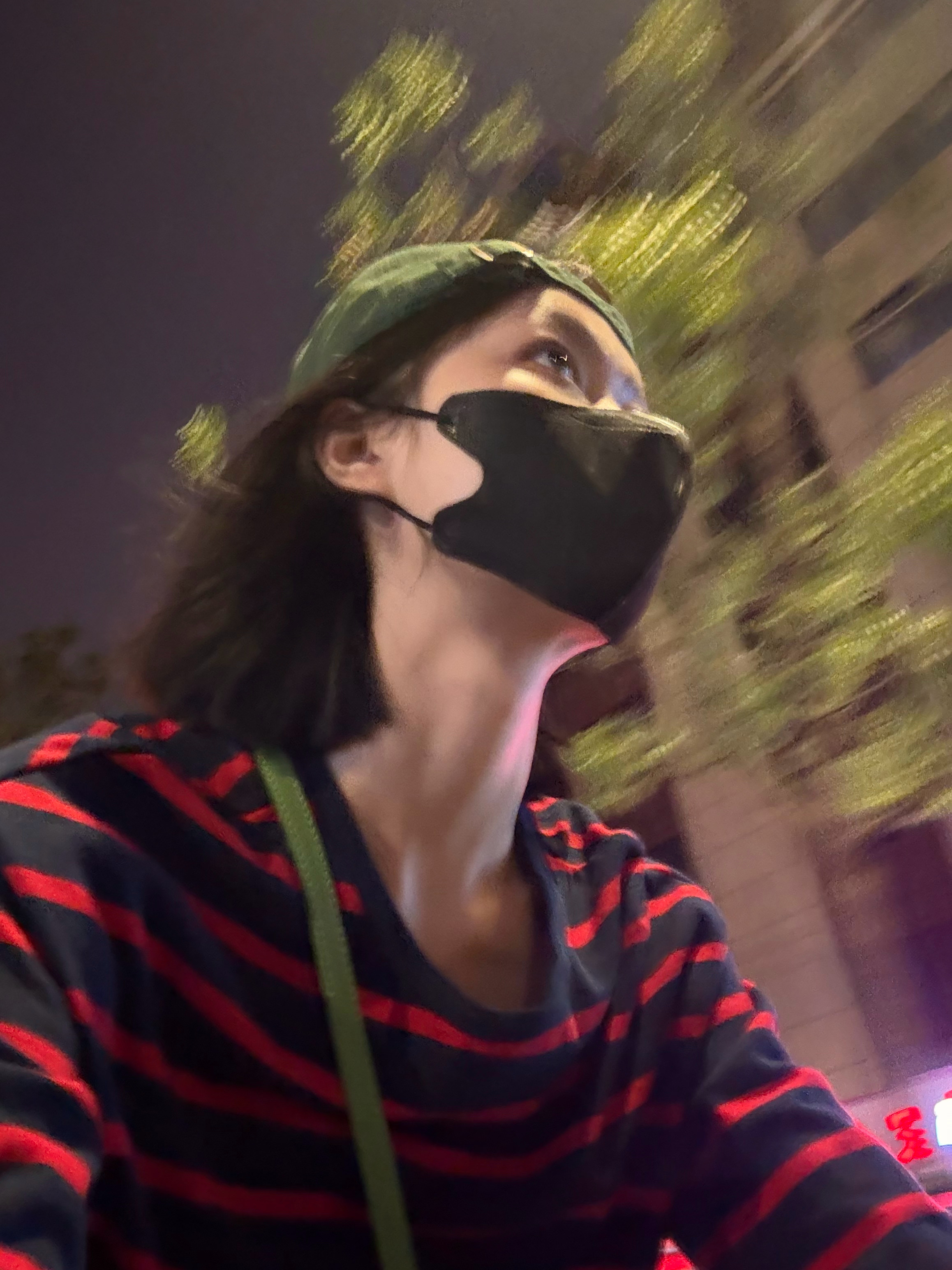 不开心的话 就出门骑车放空一下偶遇了一只寻找食物的可爱小狗狗（还去吃了一个泾县宝