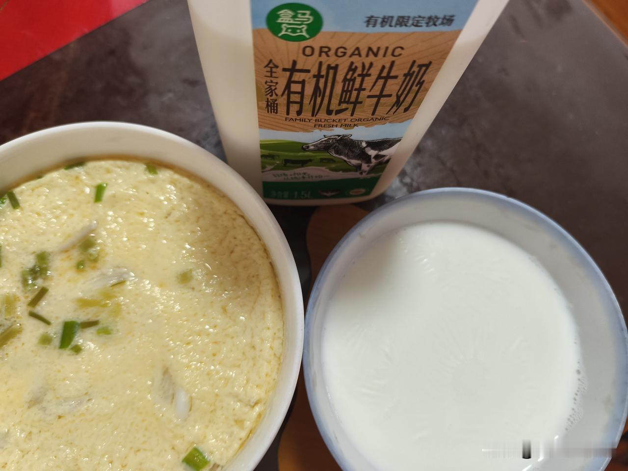 今日早餐打卡：盒马银鱼蒸蛋+有机牛奶🥛
蛋黄是难得吃两个的，平时早上两个蛋白一