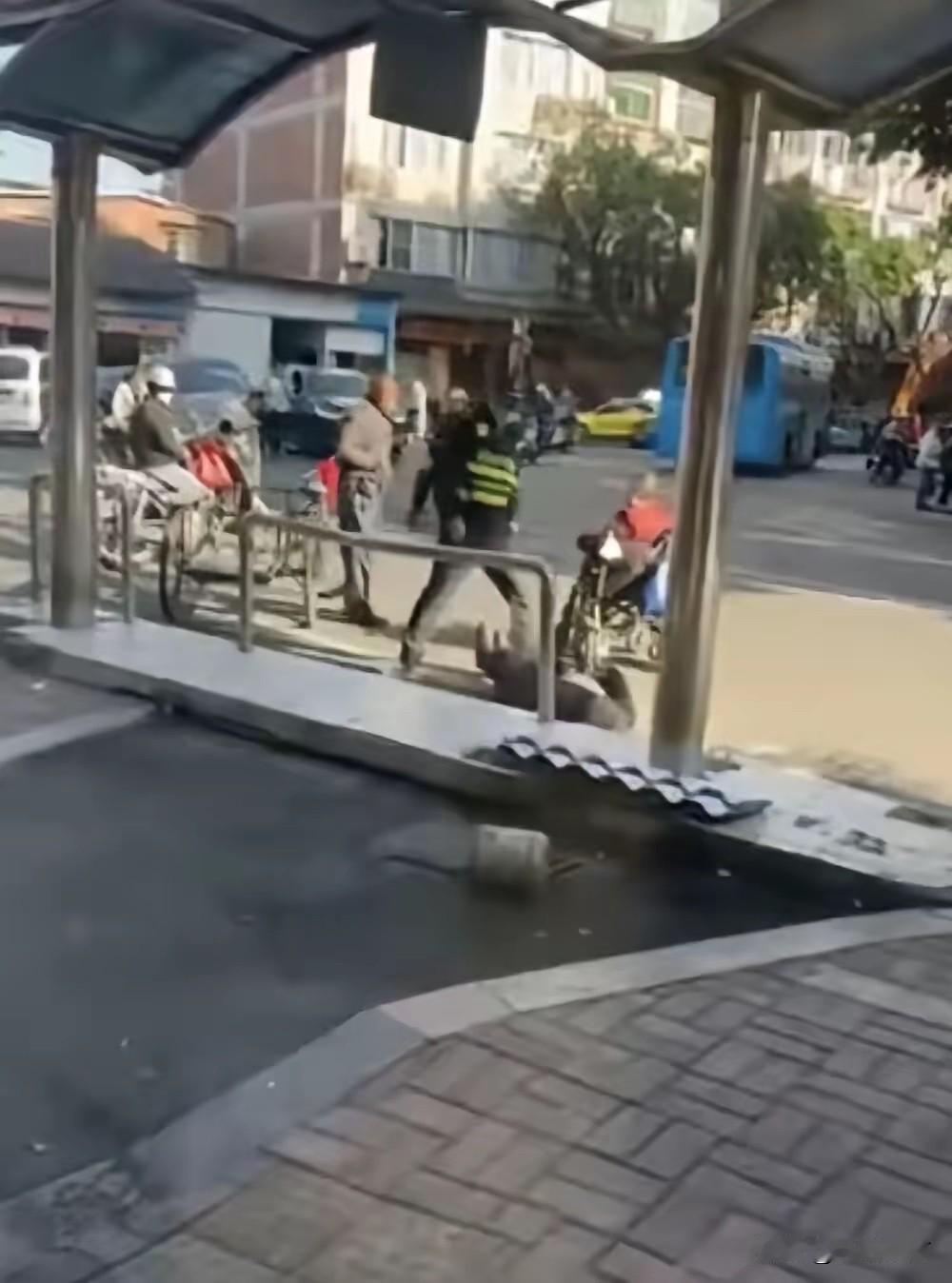 福安老人疑遭城管推倒离世！城管局回应“系临时工”，这事儿不能就这么算了？

近日