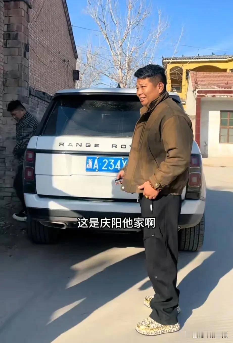 杞县周杰伦庆阳的出现，为航哥带来一波大流量。今天航哥带着礼物到庆阳家探家了。

