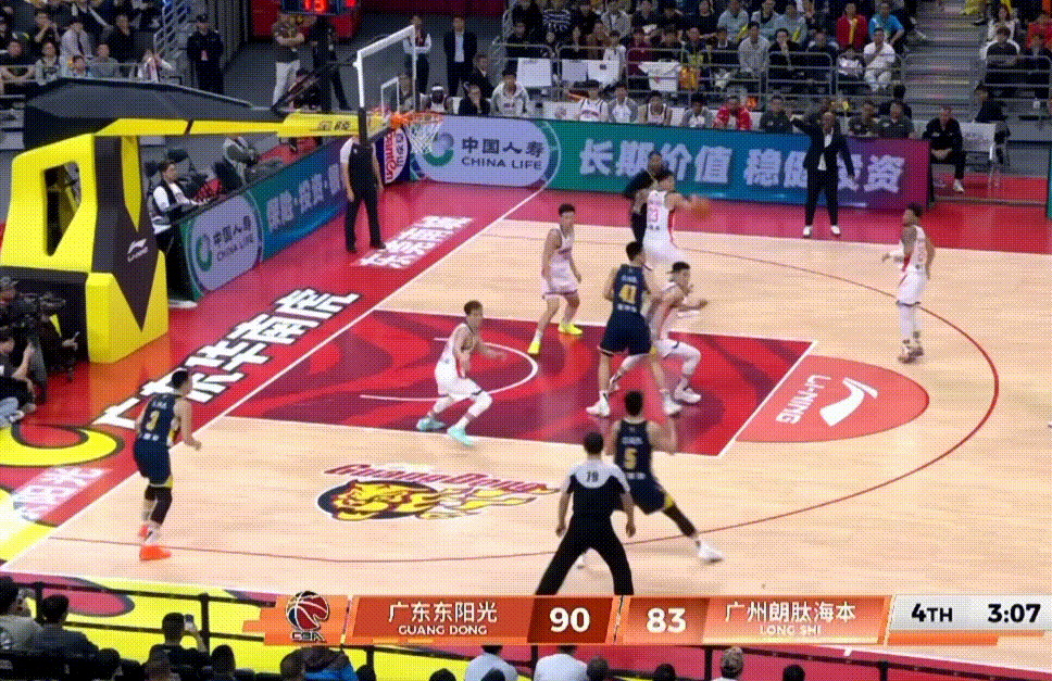 胡明轩第2记三分来了！看到小胡回来防守时还在活动膝盖，自己肯定也很着急了，好好调