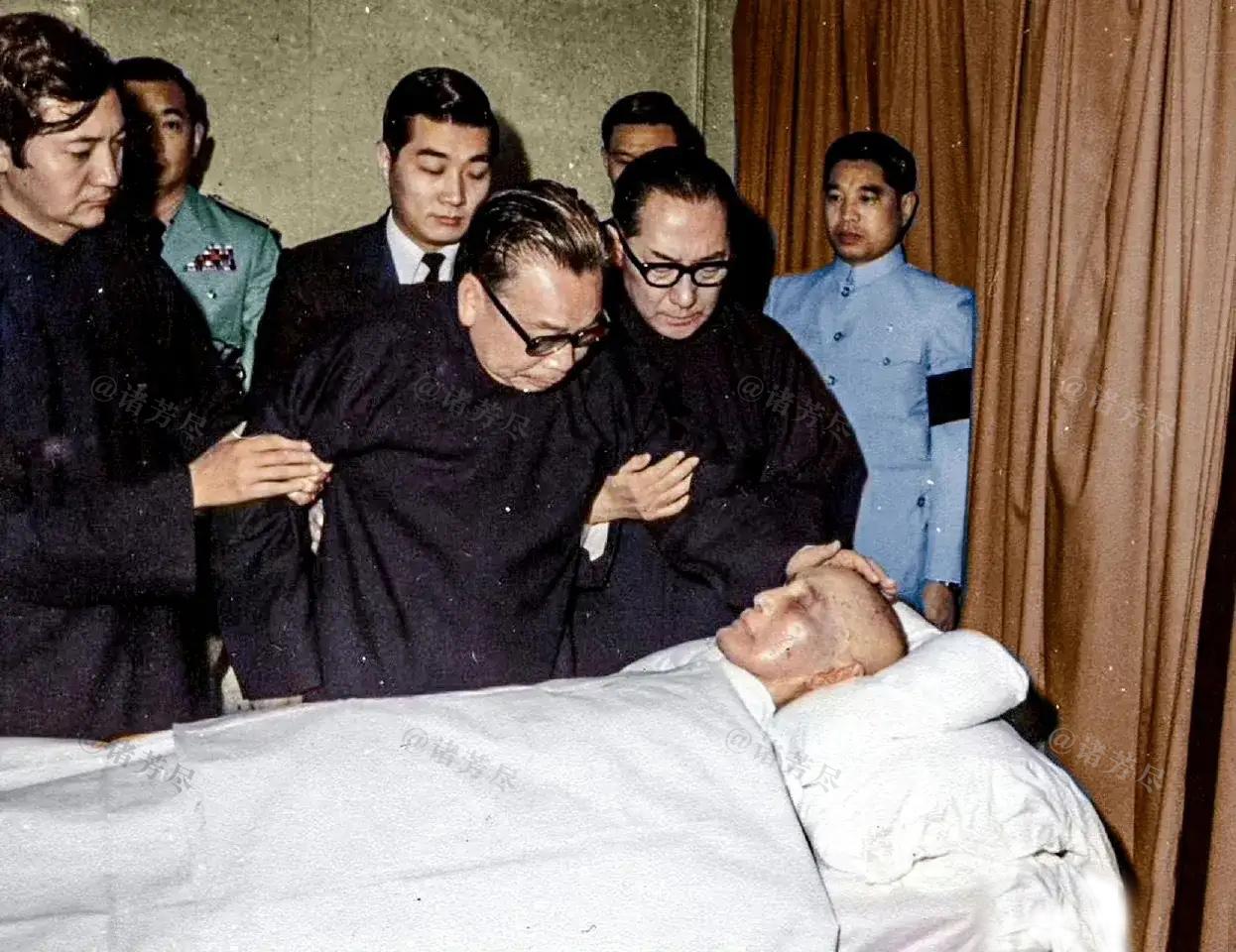 1975年，台北，蒋中正在离世不久后，留下了这张罕见遗容。在弟弟蒋纬国的搀扶下，