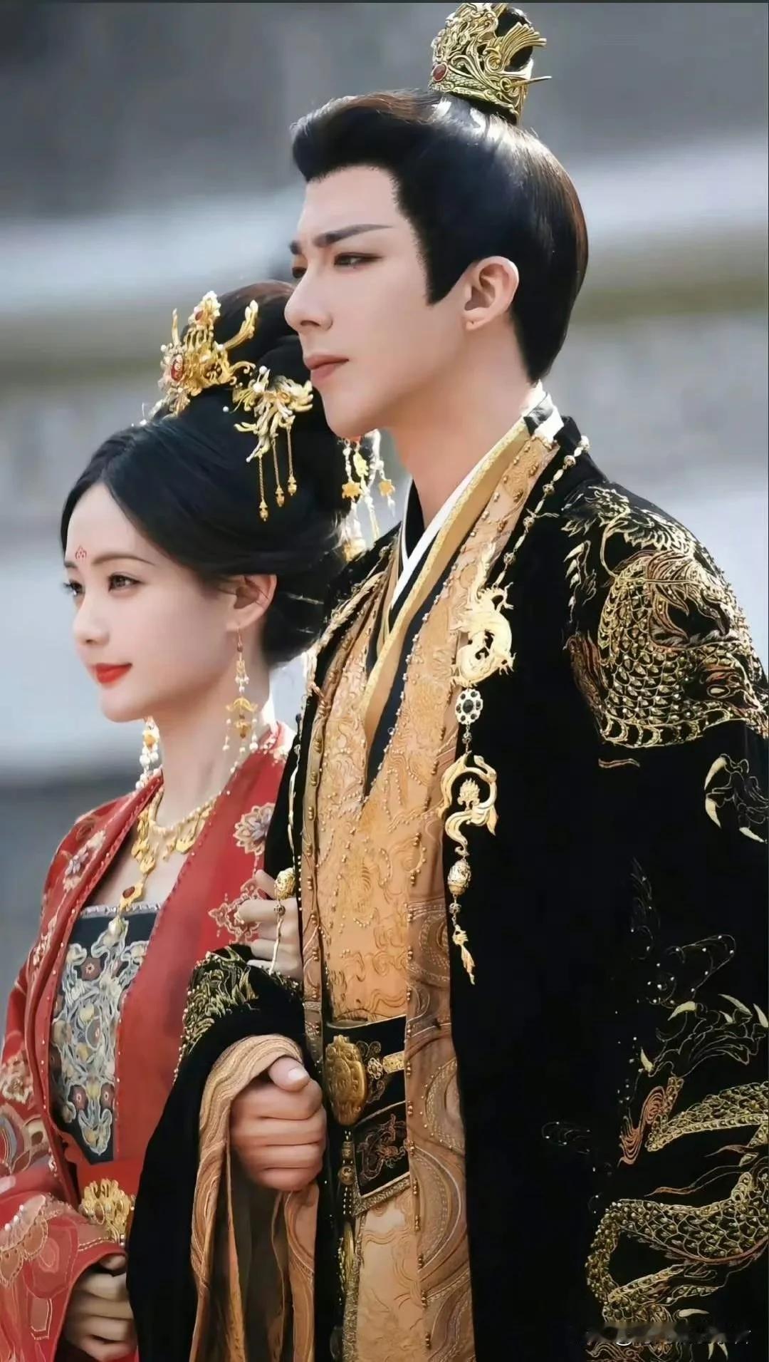 刘宇宁和李一桐真是最完美的一次合作，现代演员穿越剧本，又回归现代。
如今杀青时候