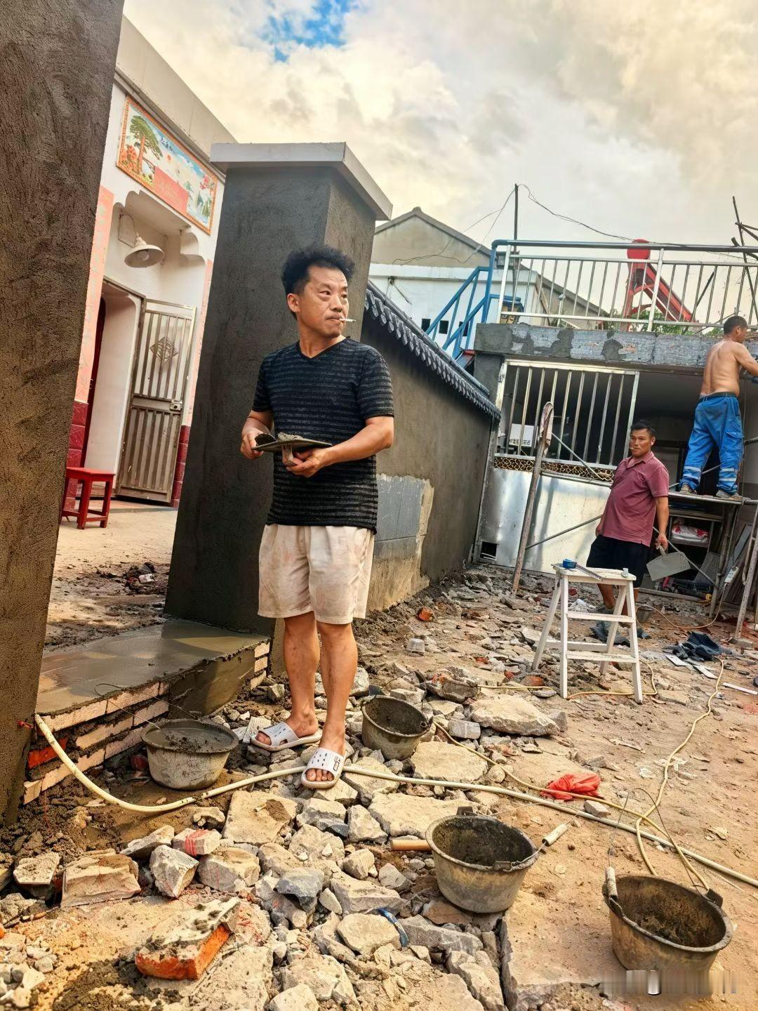 红安籍作家王恒绩：两种人生，一样奋斗
 
一张照片尘土飞扬，是八月初回老家修葺老