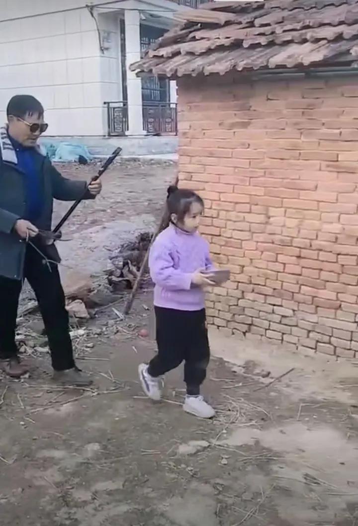 “父女俩的乡村冒险时光”🏡👨‍👩‍👧六七十年代过年就这样，到门口拉琴打花