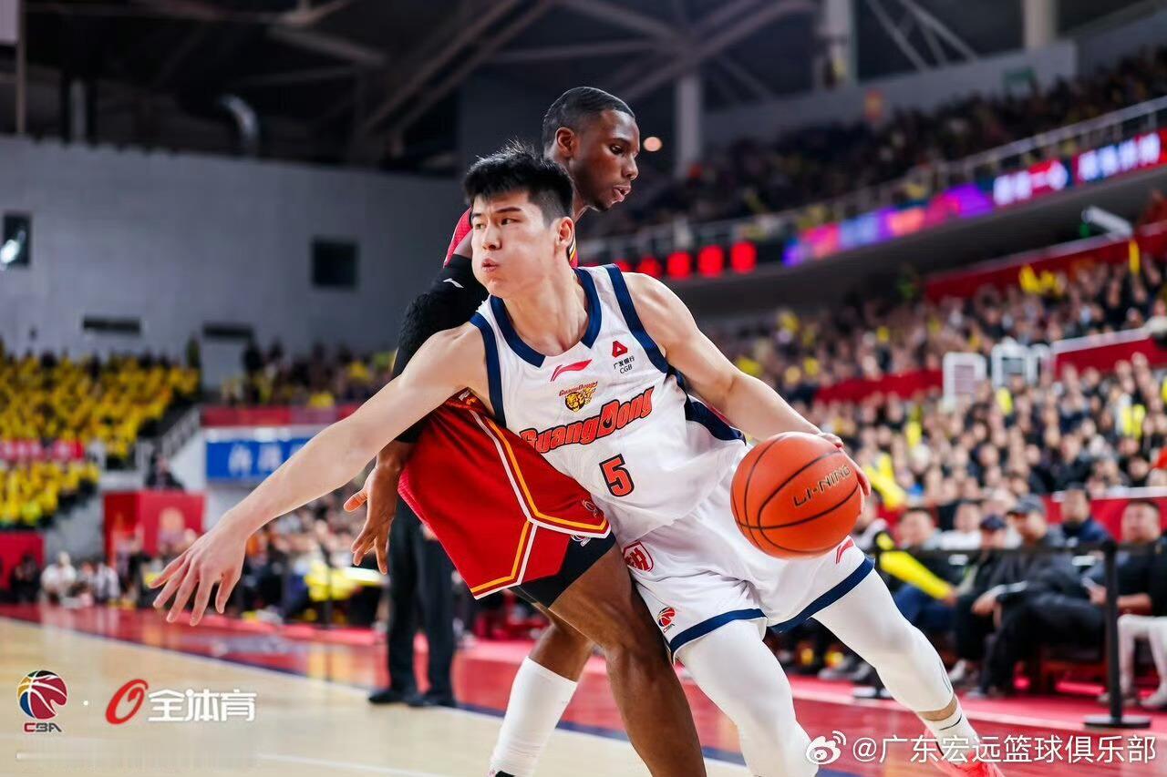 陈家政昨晚被杜导安排防守迪亚洛，贡献了不少名场面，但他帮助球队从客场艰难拿到胜利