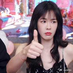 #李艾谈晚婚或不婚都能幸福# 人生是旷野，不是轨道。不要按部就班地去过自己的人生