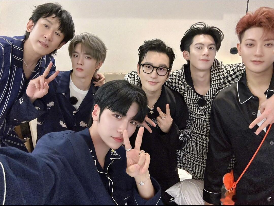 笑不活了！棣棣是真敢说啊，直接吐槽晓明哥 “别嘟嘴当小猫咪”，还上手往他脸上抹锅