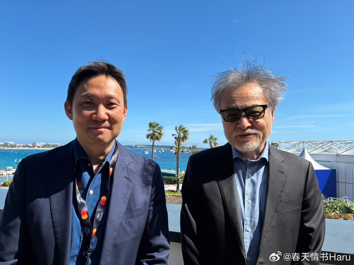 滨口龙介和他的老师黑泽清在戛纳电影节上的一张合照 两位导演在本次电影节上都有影片