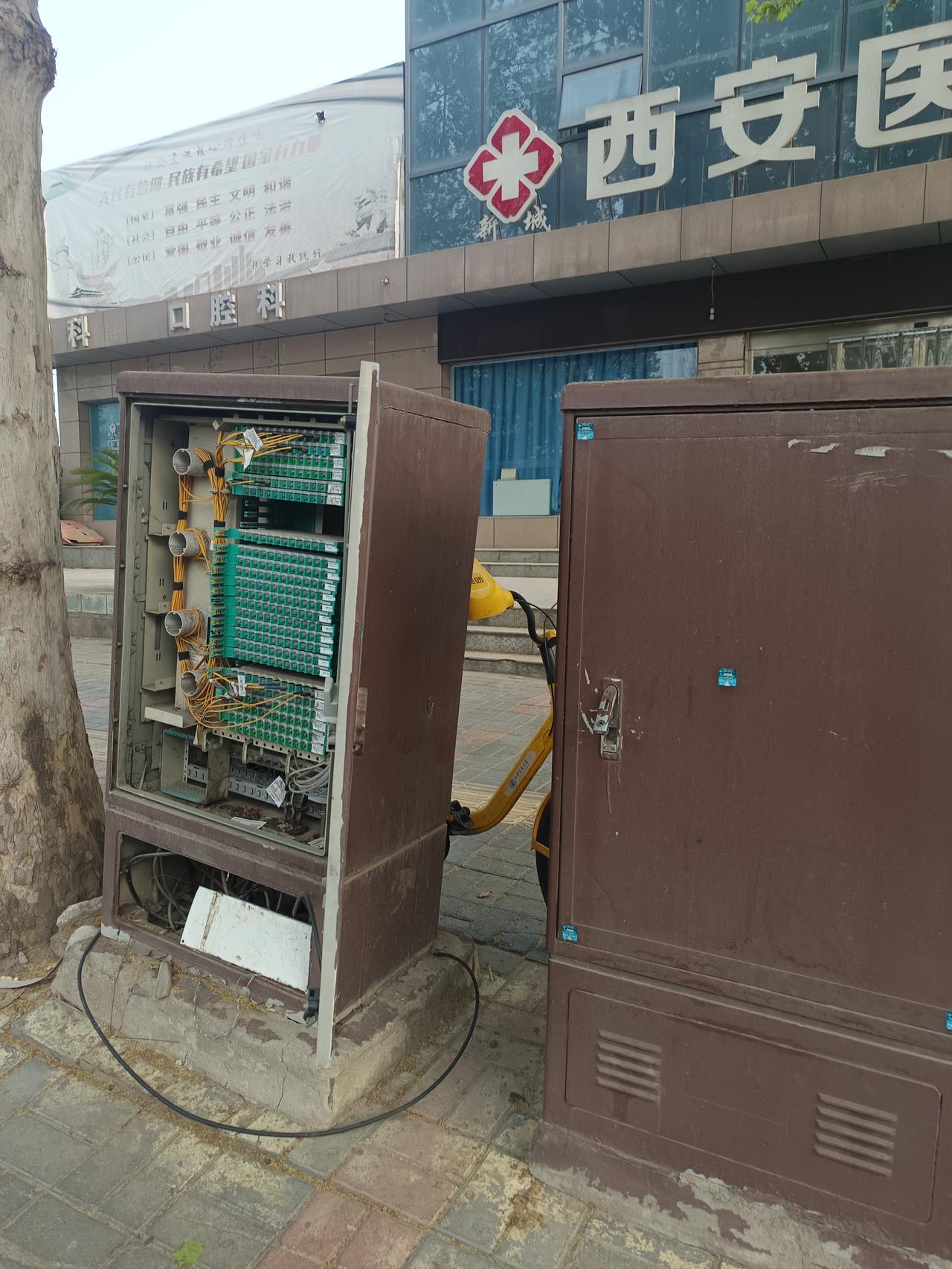 中国移动公司西安分公司维护一下柜子。@中国移动