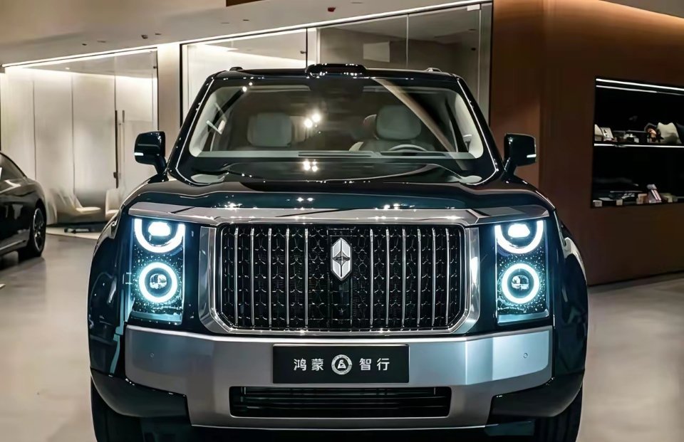 建议北汽集团和鸿蒙智行把享界G9前脸改成网状进气格栅，对比现在的前脸整体方向偏高