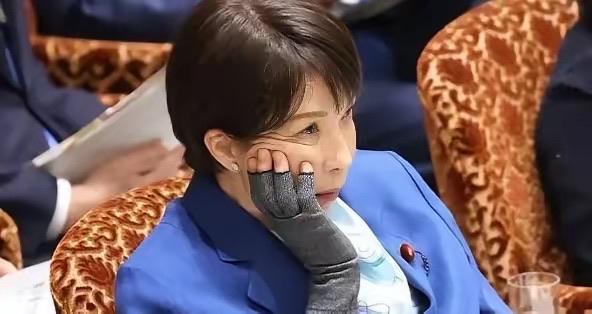 日本眼下正被石油问题逼到墙角，连续两次放出国家储备石油，明摆着是家底快顶不住了，