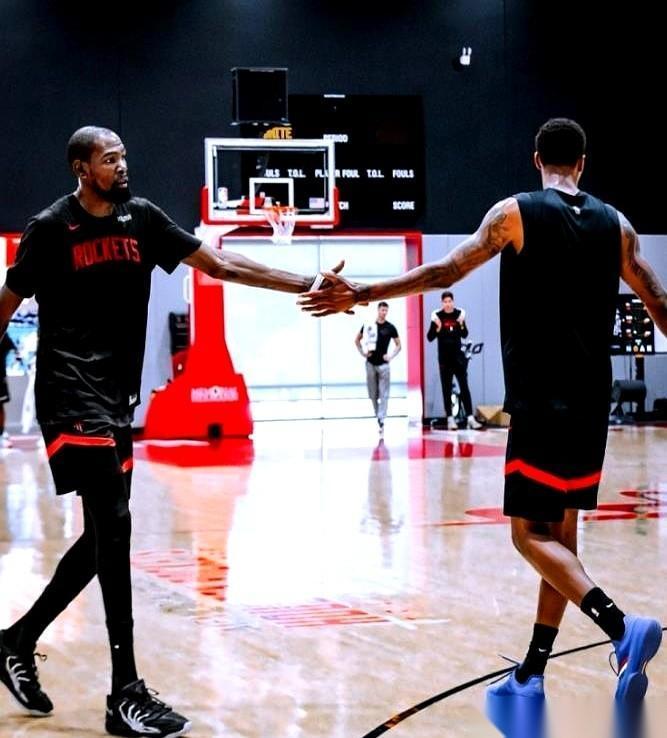 输了球，全场拿了27分的杜兰特，对着镜头说：怪我。
我当时就愣住了。
是他打得不