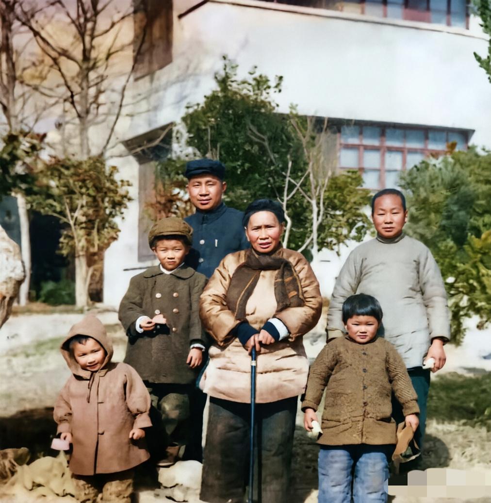 50年代，粟裕与阔别23年的母亲的一张合影，母子俩长得一模一样