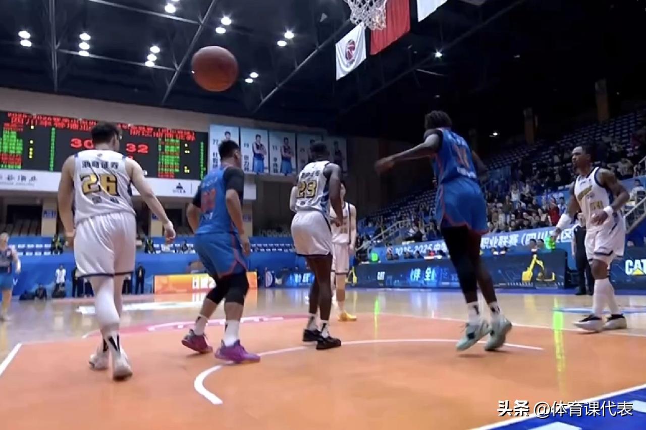 半场打得还行，桑普森15+6，景菡一8分，四川男篮半场落后广厦3分！北京时间20