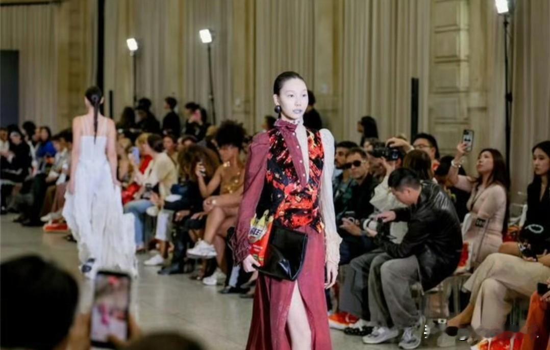 米兰时装周惊现辣条礼服，
据说售价超过10万元，
你觉得这创意如何呢？
一起来评