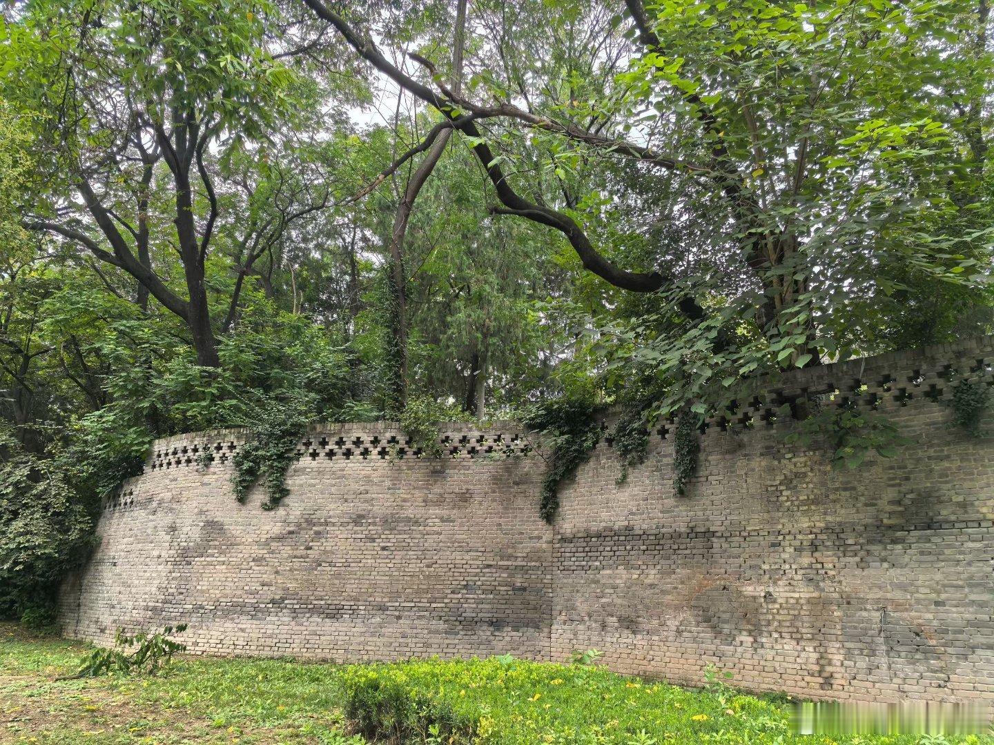 西安旧事 现代建筑虽然时尚洋气，但还是无法与传统建筑相比，哪怕一个屋面、一面挡土