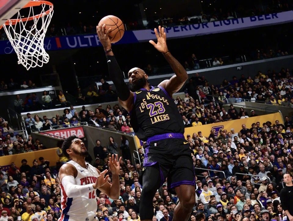 詹姆斯生日夜又输球了湖人主场106-128惨败活塞，詹姆斯41岁生日夜再添苦涩，