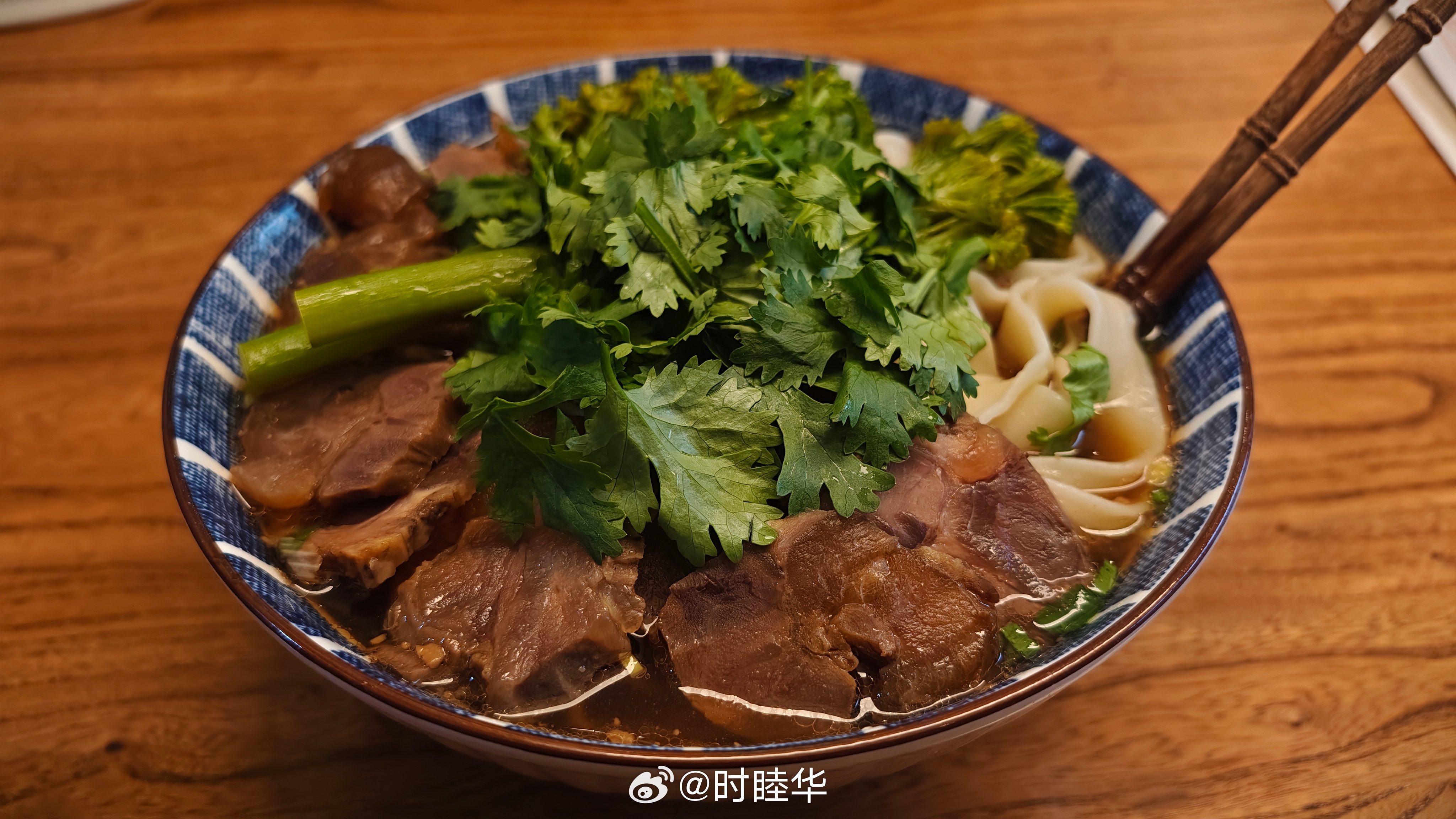 今日午餐。我老婆手搓的牛肉面。 