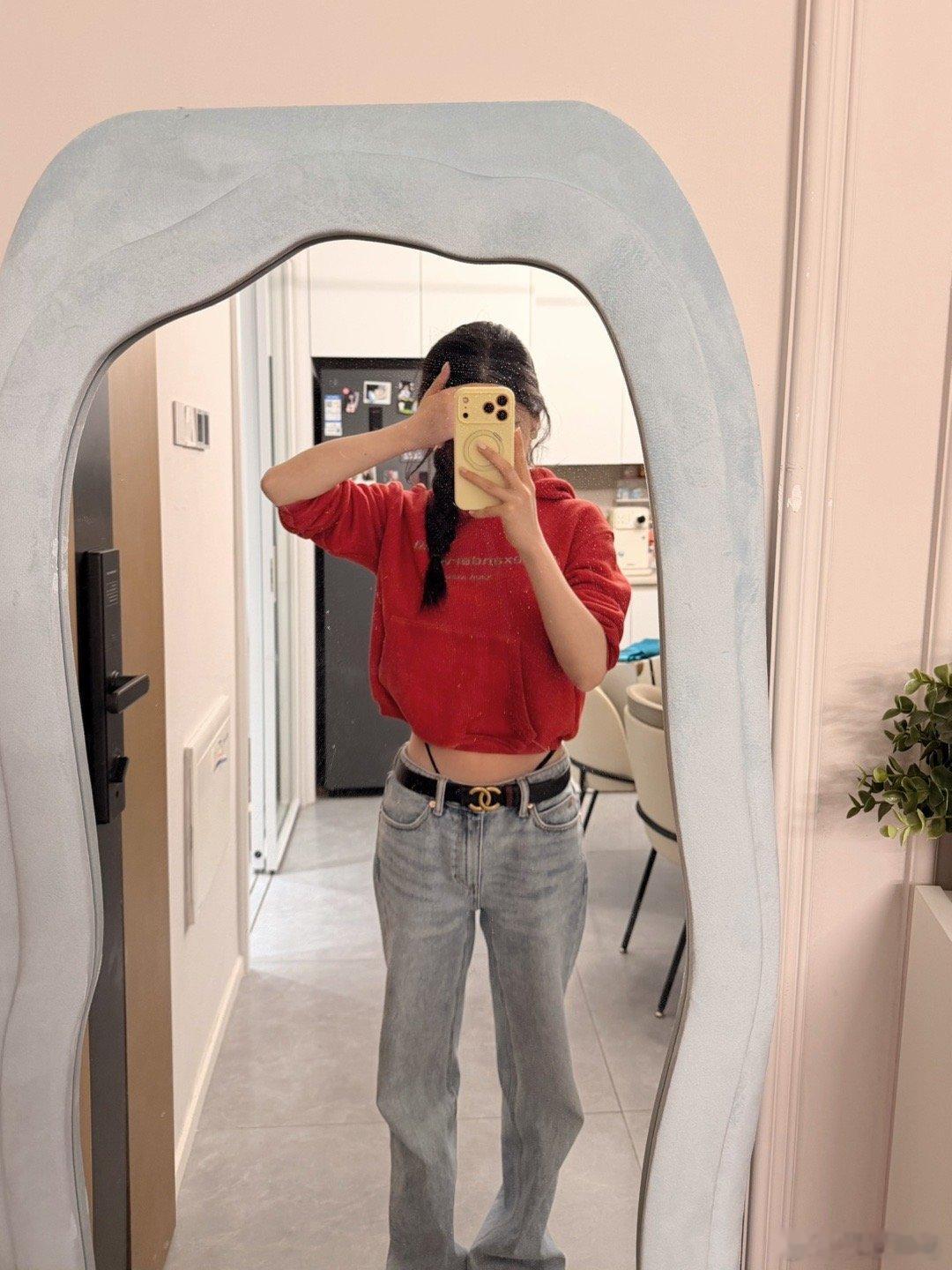 今天就这样去吃饭 遇到一个宝宝和我合照 她说看我眼熟我假装说自己不是哈哈 最后要