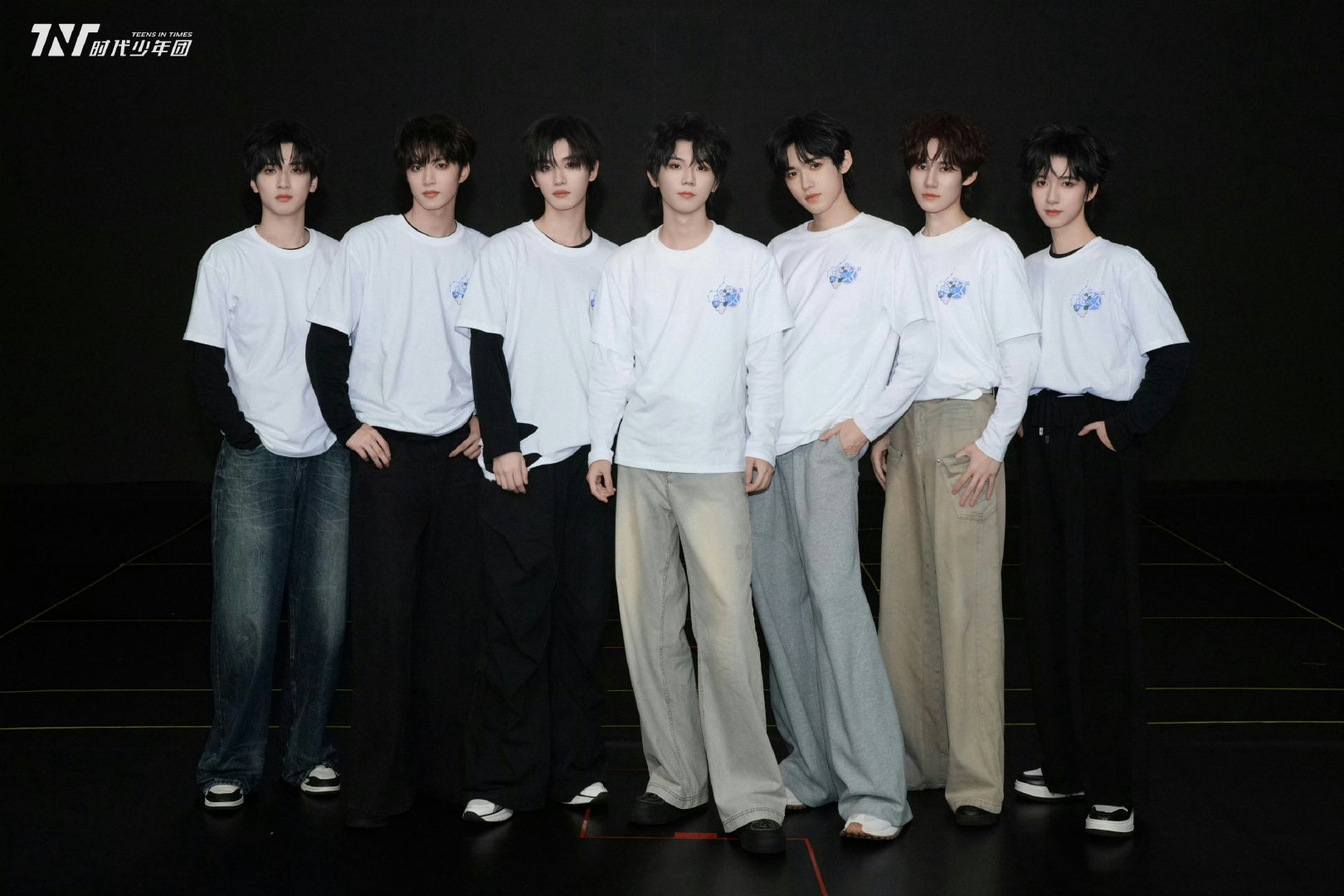 时代少年团《加冠礼》演唱会大连站联排花絮照，简简单单白衬衫，好清爽的一身！ ​​