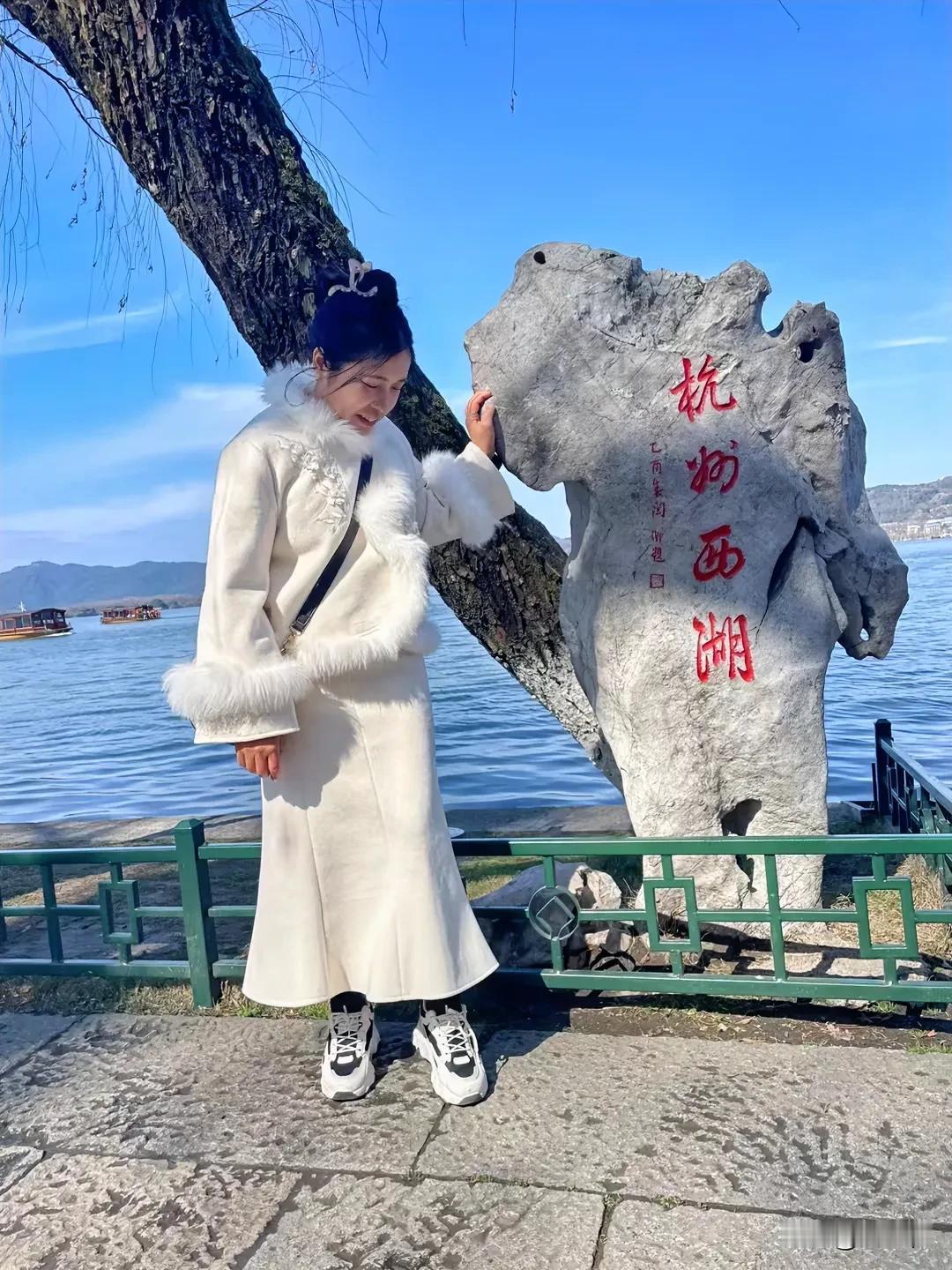 2024年春节第一次去杭州西湖，安排了一套白色衣服，代表白娘子传奇，杭州的冬天不