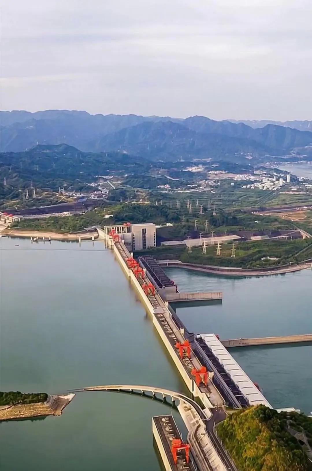 ◆楹联·兴隆水利枢纽咏

陇右·黄永强

闸锁苍龙，教汉水回头，万顷烟波肥楚地；