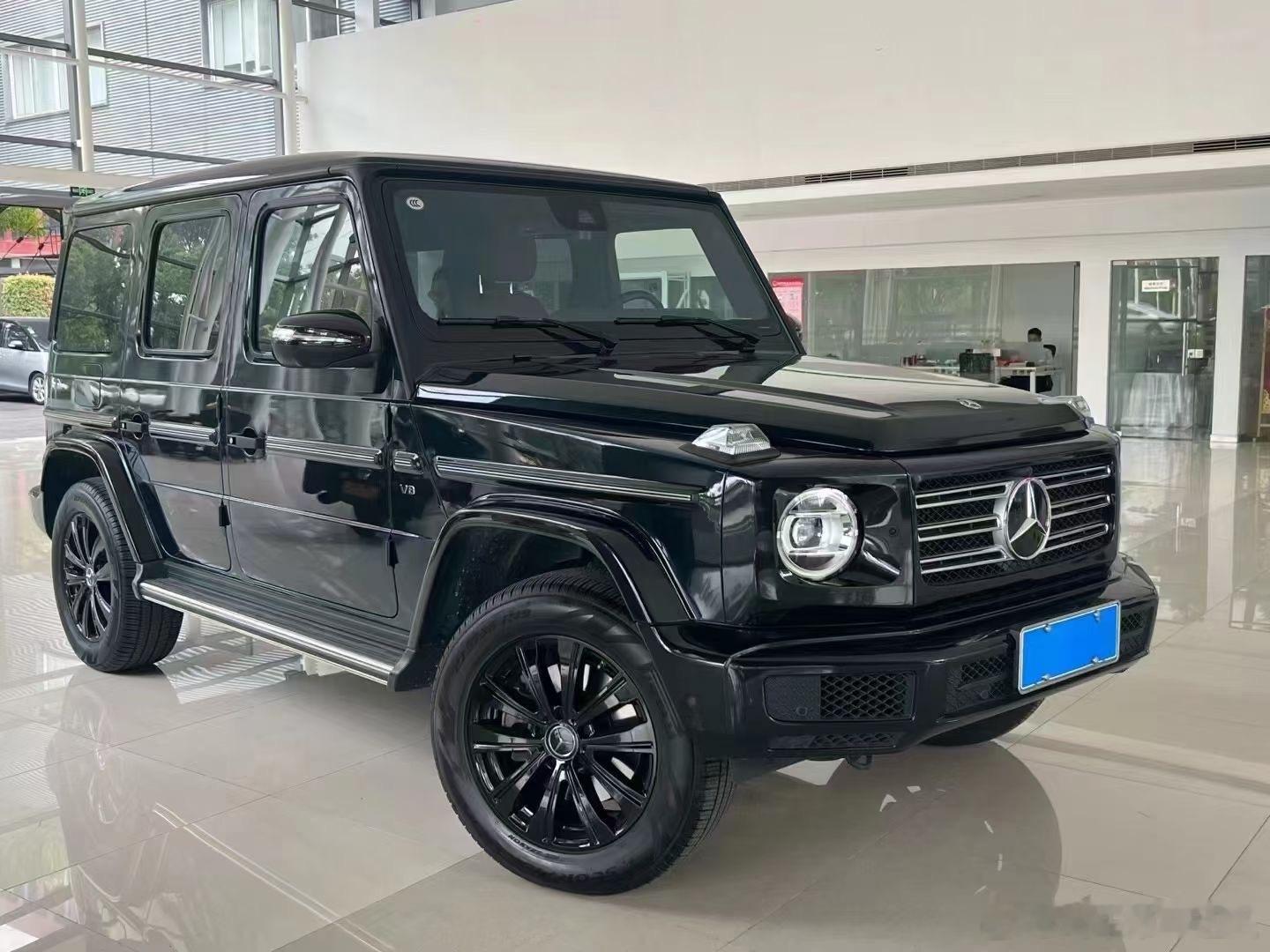 奔驰G500，哑光灰外红内，配色很好看。 ​​​