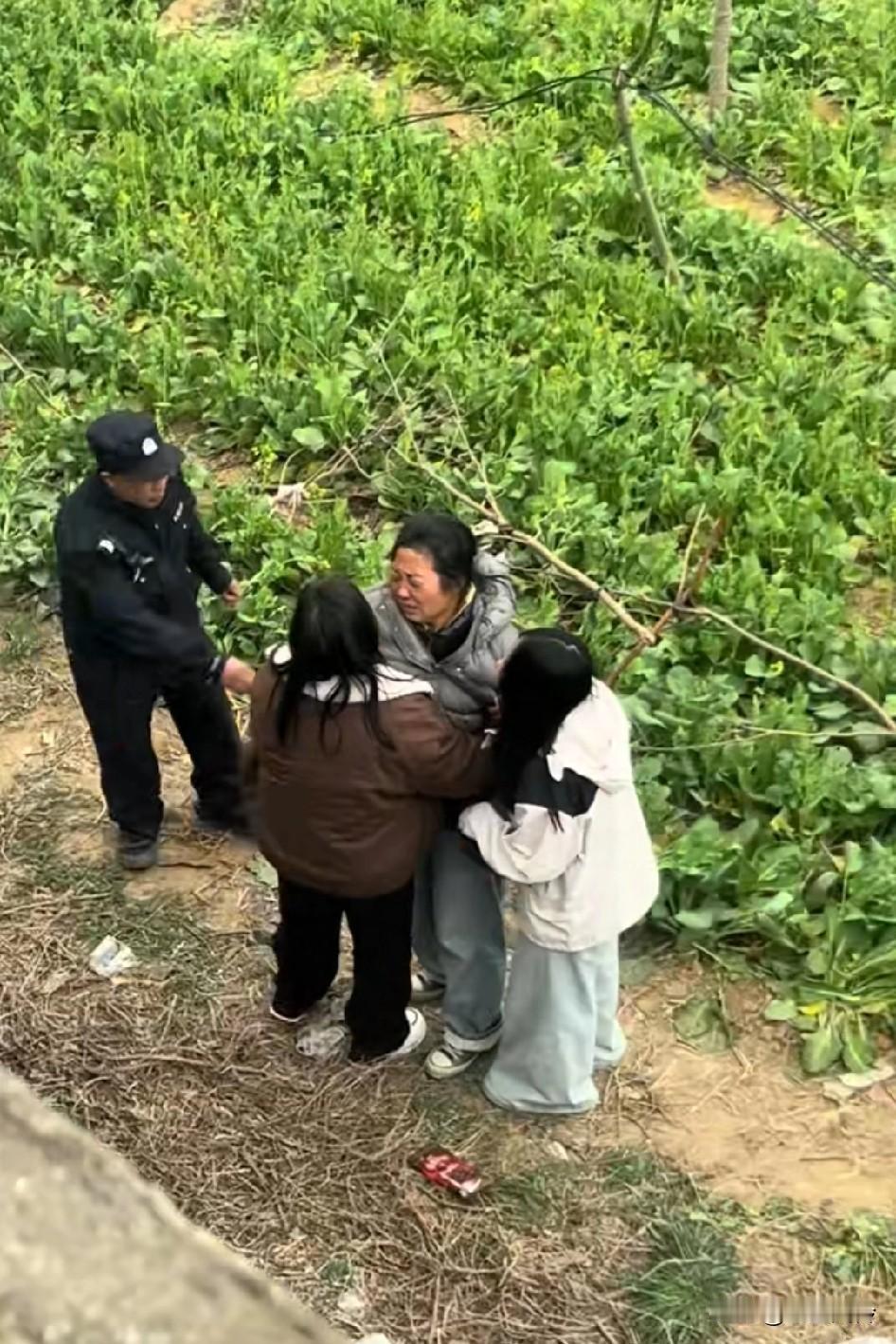 昨天刷到了，说是小两口吵架，男的跳了，他妈也在旁边，两人都没拉住他
二十岁的年纪