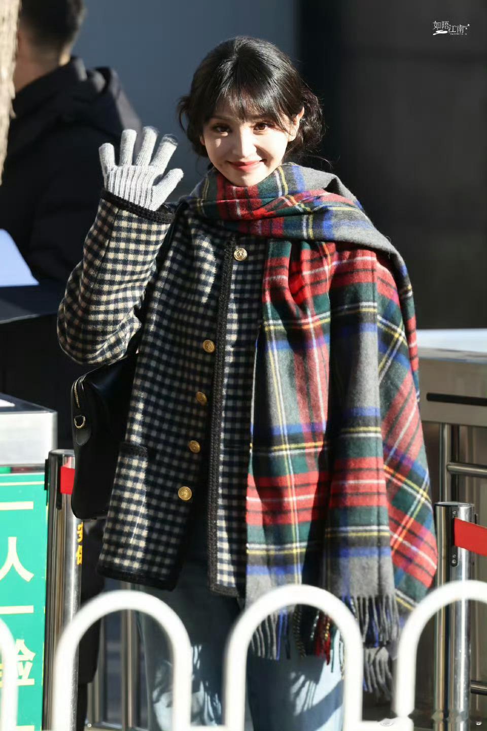 诶哟 田曦薇 你咋这么可爱想rua两下…