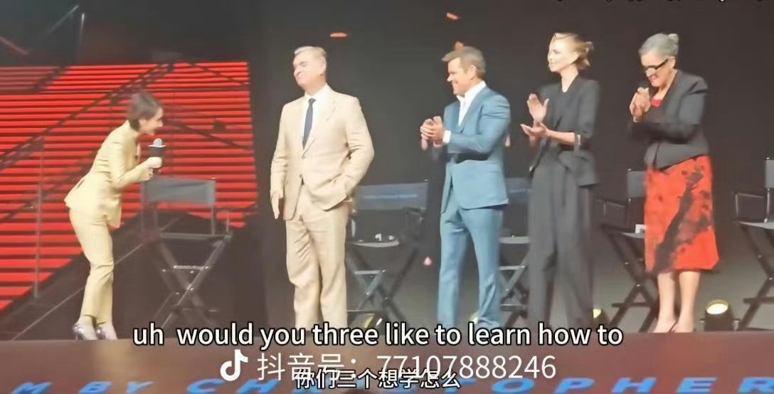 陈璇递麦姿势惹争议卑躬屈膝的具体化了跟泰国礼节有的比泰国人蹲着起码是拜自己人这个