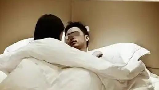 浙江杭州，近50岁的男子，和妻子亲密的时动作太大了，结果突然啪一声，下身突然像是