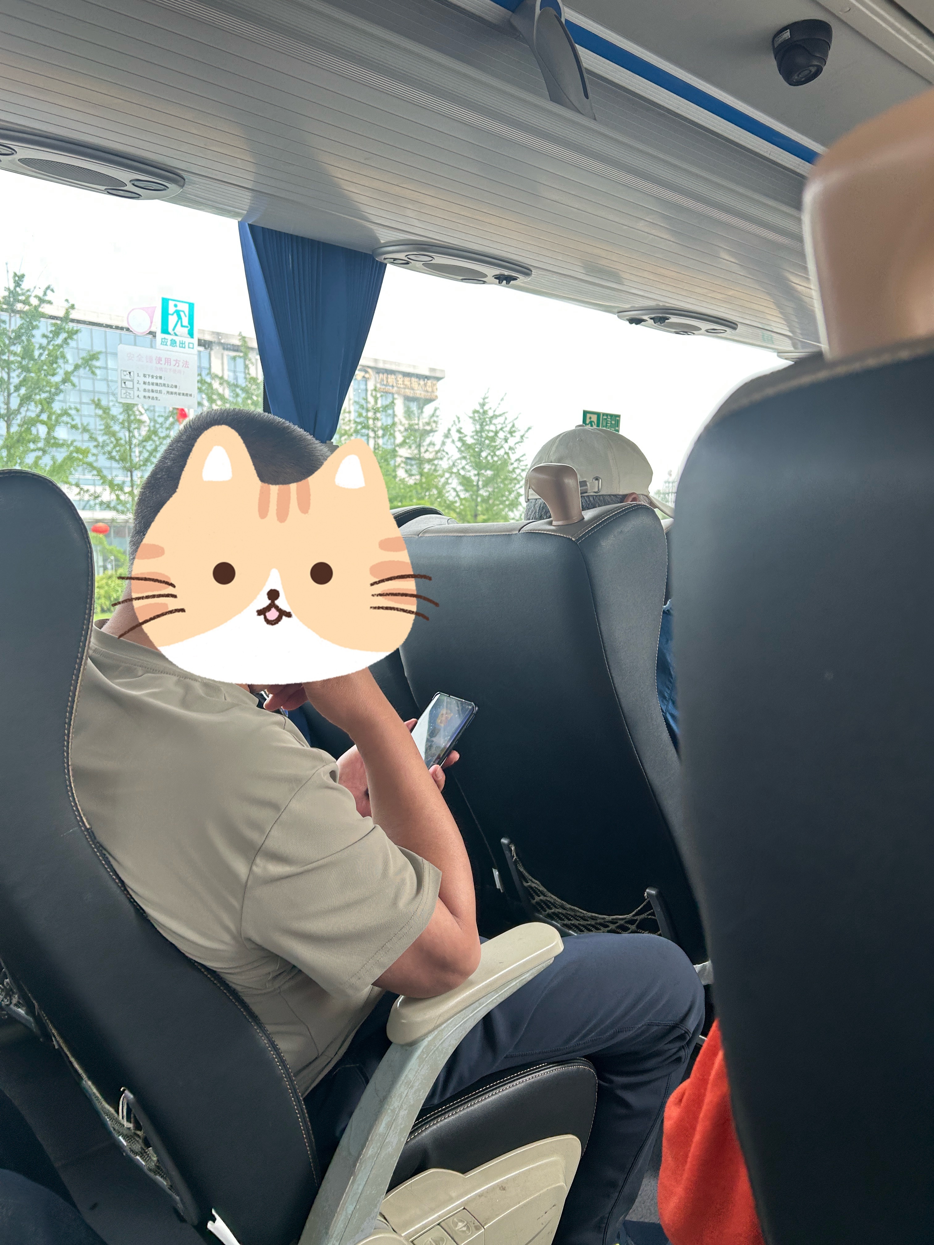 果然每个年龄段刷的内容也不一样，大爷刷的旅行标题是“一个月退休金能去哪里玩”，我