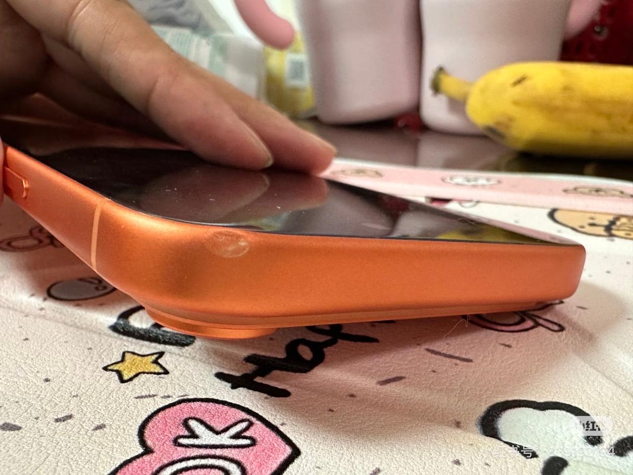 刷到一些iPhone 17 Pro系列边框磕碰的图片，裸机用起来还是得注意，带手