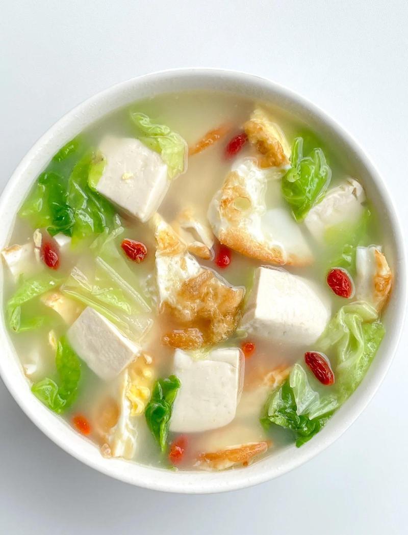 刚才洗碗，就一个碗一个勺，因为今晚总算自己煮了回汤。白菜豆腐的，白胡椒手抖放多了