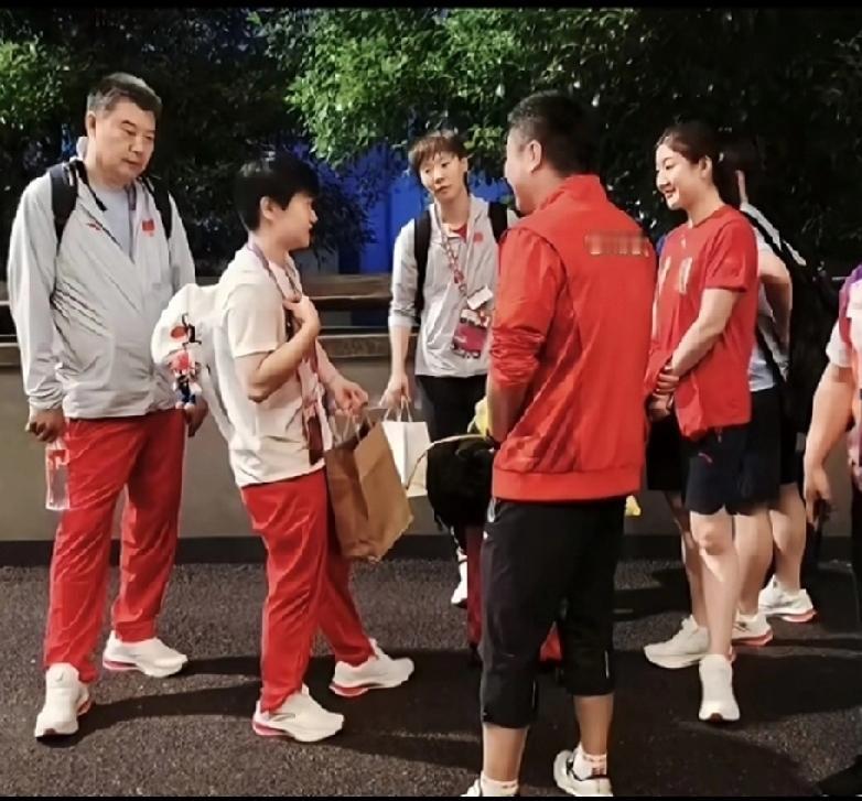 杭州亚运会场外这一幕也太有生活感了！孙颖莎背着包，手里还提着一个纸袋子，被李隼教