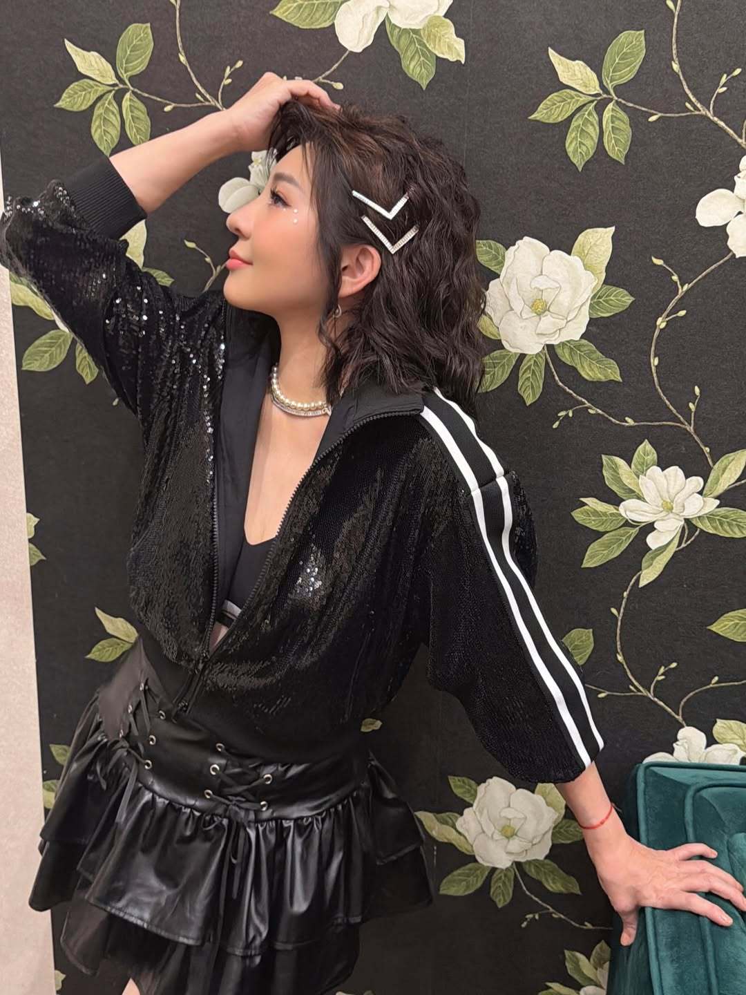 彩桦姐最新po照🤳VICKY底下留言：阿姐～😍我快认不出你了 