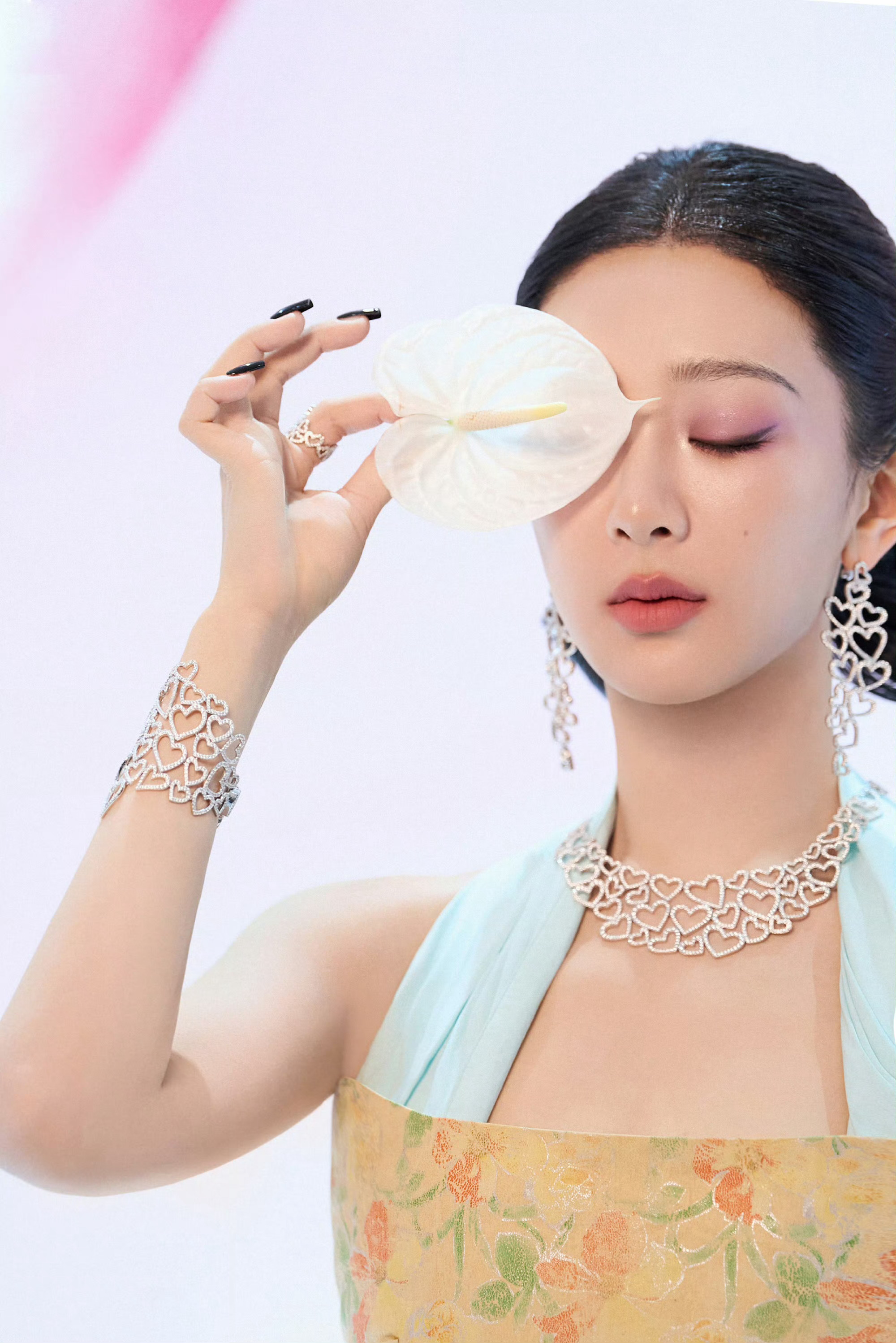 你的努力不会白费，你终究会成为那颗最闪亮的星星，期待杨紫杂志