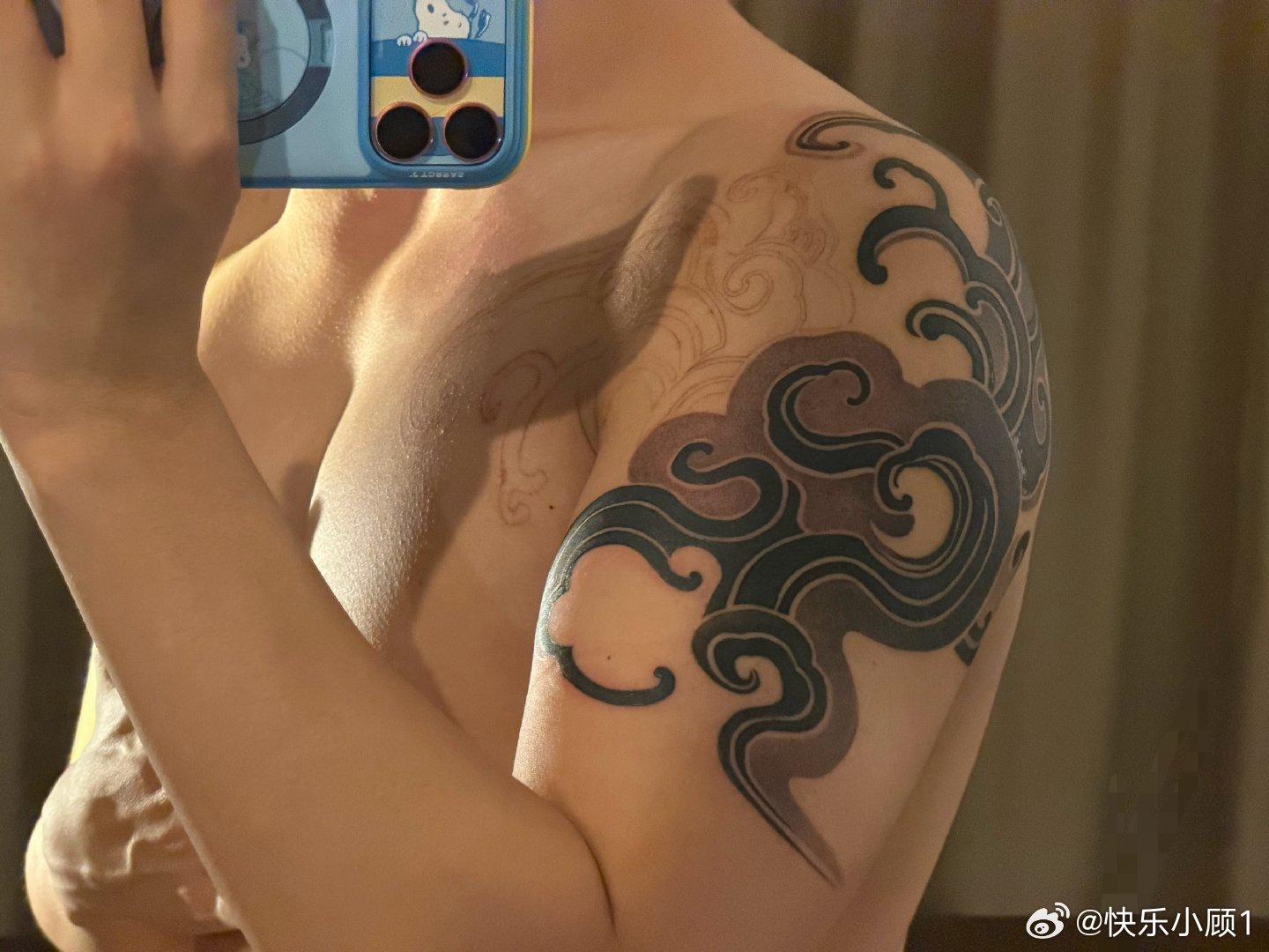 第二天，主体出来了。二头肌的位置纹的好痛。omg。但是好美呀！！！ 